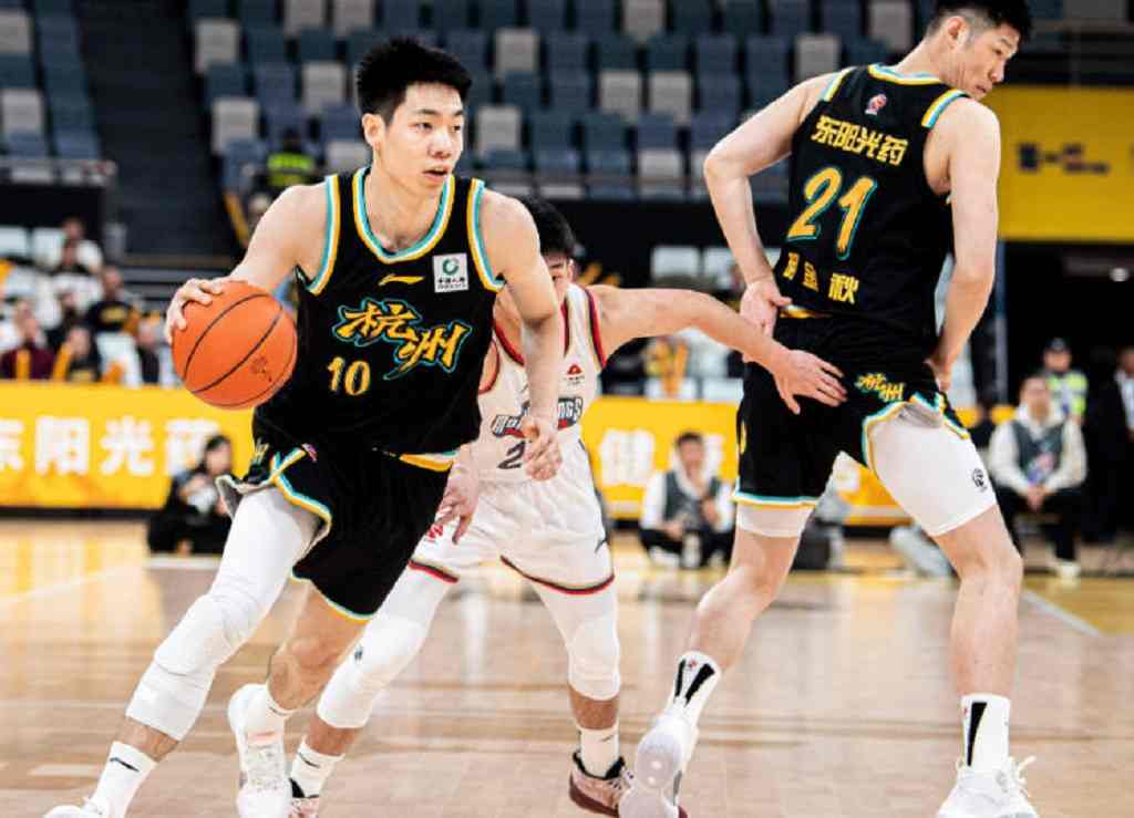 12分优势vs13分逆转:深圳30-18开局与广厦28-15回应的半决赛剧本
