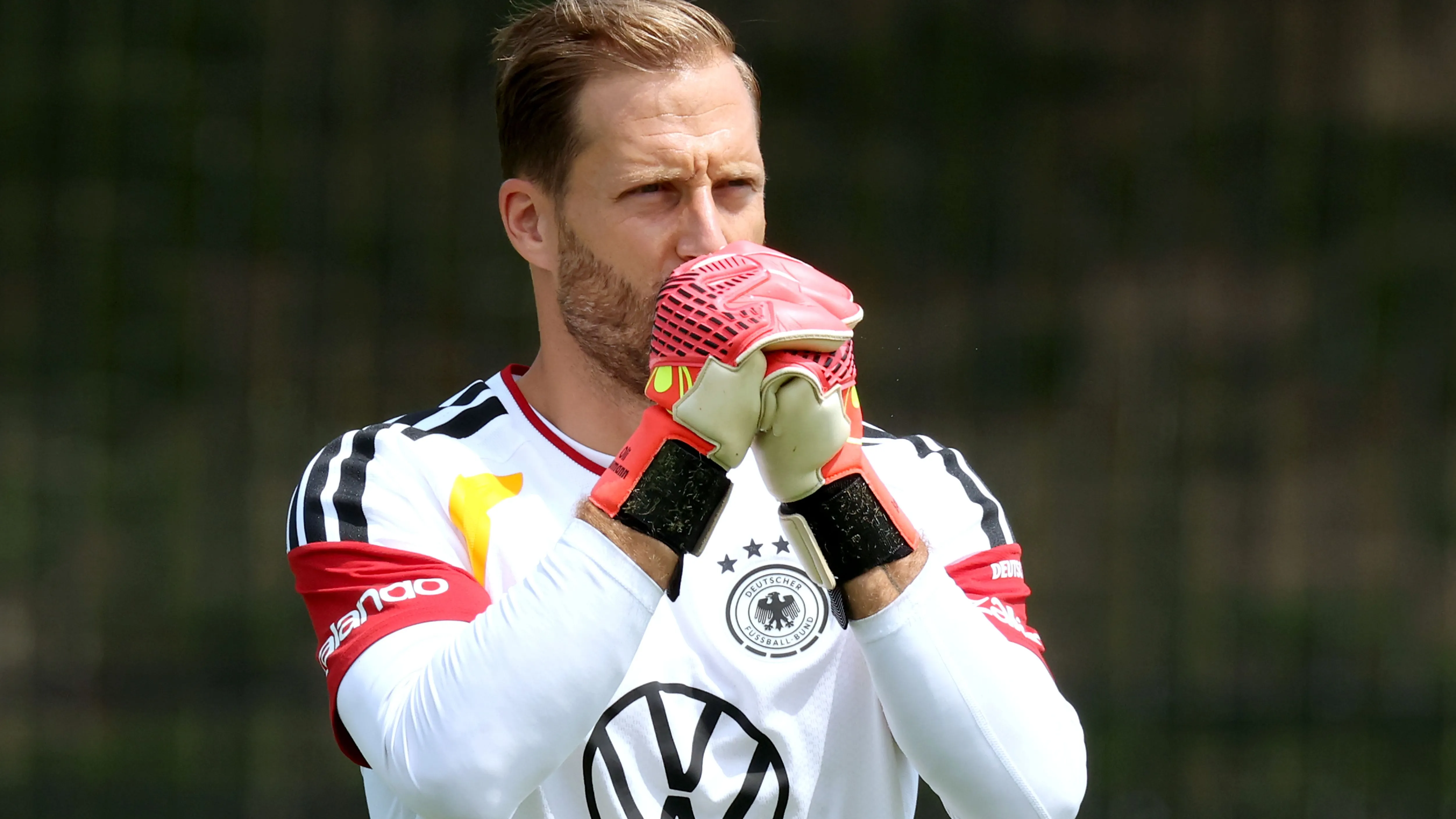 世界杯球衣遭强行回收?拜尔曼怒批FIFA商业化,揭幕战前就被撕下标