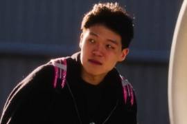 随队出发湾区！刘海被风吹开的杨瀚森 棱角分明的脸有种复古的帅