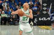 奇兵啊！沃尔什晃飞防守扛着补防将球打进