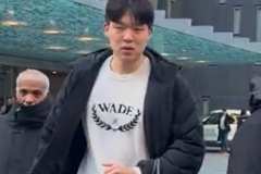 杨瀚森在多伦多给中国网友签名！网友：等了一个多小时了哥