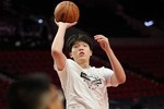 首节得分已上双！杨瀚森底角大空位三分自信出手 稳稳轰进2中2