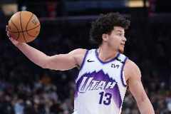 来劲了！18号秀克莱顿垃圾时间连中3记三分打停尼克斯