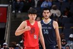 杨瀚森抹过伊迪暴扣!媒体人:连日奔波确实很疲惫 苦真没白吃