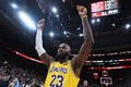 詹姆斯战斧劈扣！NBA官推：勒布朗气势如虹 国王转换快攻暴扣虐筐