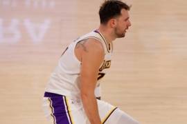 吃T是隐患！东契奇上半场17中8爆砍24分3板2助 三分7中3