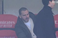 许久未见！前米兰球员博努奇来到米兰主场观战