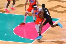 福克斯强突多特对抗后差点丢球&裁判吹多特犯规 雷霆挑战但失败