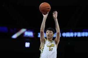 表现相当出色！赵岩昊替补6中5高效砍13分 三分3中3&多次断球反击