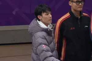 今天因伤缺阵！徐杰身穿羽绒服来到场边观战