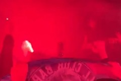 英雄凯旋！巴萨球迷赛后在体育城外等待，迎接球队大巴归来