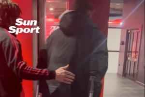 伤退后拄拐离开!英媒:利物浦方面担心布拉德利伤情严重