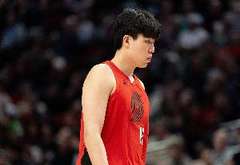 够拼但没啥贡献！杨瀚森半场4分钟2中0 2次犯规