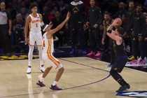 解说员都喊“Luka Magic”！东契奇连续扔进3记三分 湖人轰21-2！