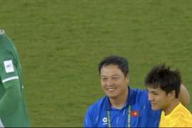 满眼欣赏！中国球迷老熟人李云在赛后与李昊交流，上演宠溺摸头杀