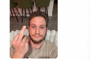 KD让球迷爆照 后者竖中指回应:你和巅峰布克三年赢一个系列赛