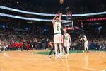 杀死比赛！怀特外线接球直接拔起命中超远三分 绿军领先8分