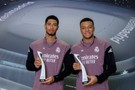 姆巴佩和贝林厄姆领取FIFPRO最佳阵容奖杯，两人与奖杯一同合影