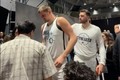 还回来！约基奇认真给球迷签名被077拍后脑勺 前者回以“白眼”