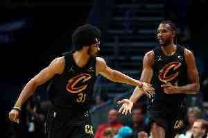 双塔！半场贾勒特·阿伦6中5砍12分5板 小莫布里拿到6分4板