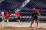 队记：混音队训练中为杨瀚森设计低位传切配合的战术