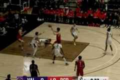 游刃有余！杨瀚森挡拆后下顺 妙传队友篮下上空篮！