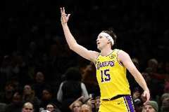主攻手！里夫斯9中5砍半场最高17分 罚球7中6