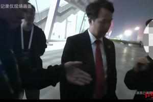 “老赖”看中超被法院执行干警擒住,拒不履行还款义务,拘留15日