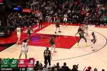这是图什么？字母哥哥换防霍勒迪 竟然背着手防守...