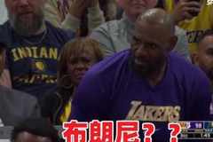 詹姆斯反复向雷迪克是不是换布朗尼 随后与儿子一起上场喜笑颜开