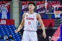 效率很高！李玮颢半场7中6贡献12分 正负值+8