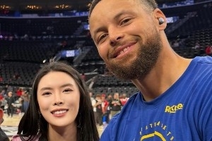 以傲人身材出圈！德扑牌手布兰妮晒今日赛前与库里合照！