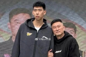 媒体人:不少宏远球迷现场倒戈喊“杜峰下课” 广东已无路可退了