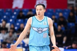 媒体人:青岛连续三个失误令人扼腕 王奕博传米奇的球过于直白