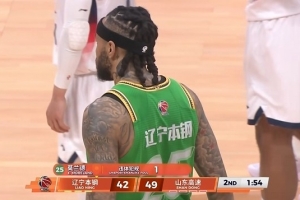 危险！陶汉林上篮被莫兰德拉手臂拽下失衡倒地 后者被判违体犯规