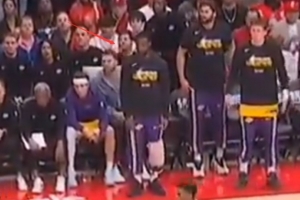 太逗了！布朗尼站起来看球挡住直接东契奇视线 后者歪着脑袋看