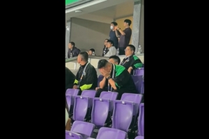 记者:王钰栋进球后浙江副总喜极而泣,米特里策上前安慰