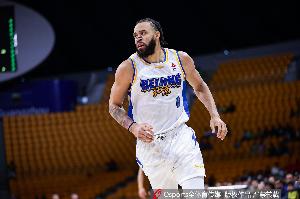 媒体人:今晚进攻端周琦挖坑麦基填坑 后者持续重锤广东内线软肋