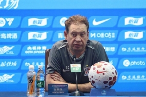 斯卢茨基:米内罗应该可以上场 培养年轻球员并非因为他们的年龄
