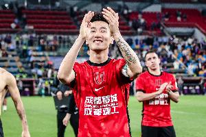 韦世豪:有一阵想立马退役,球迷骂我+自己被针对遭不公平处罚