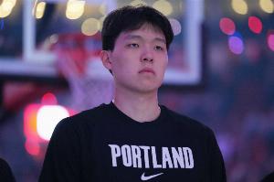 训练师:杨瀚森很愿意进行身体对抗 冲击内线的能力提升了不少